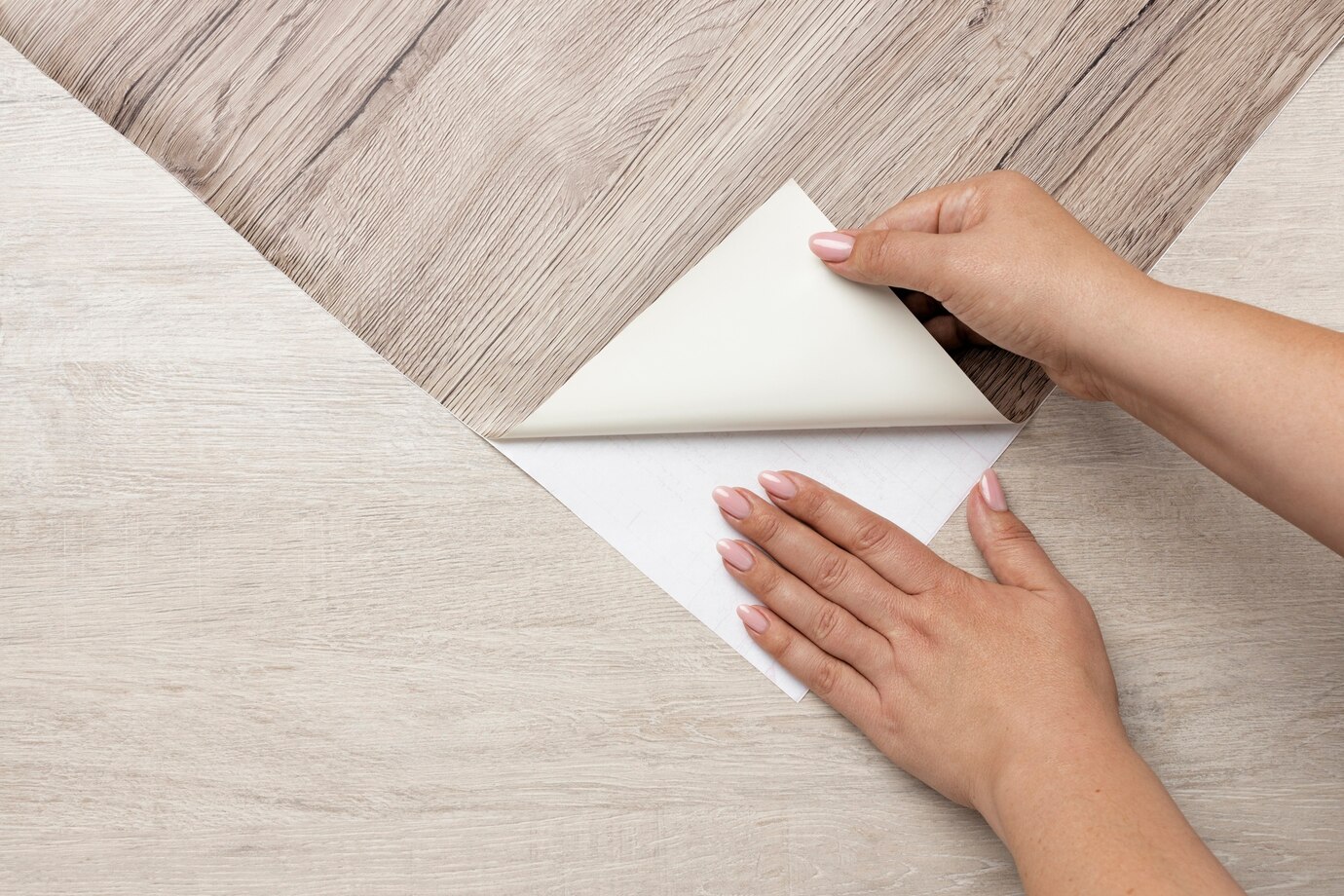 Paneles WPC para decorar paredes de habitaciones y salones